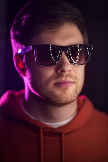 Photo man in sunglasses over ultra violet neon lights