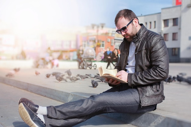 Photo man in sunglassses read a bookv