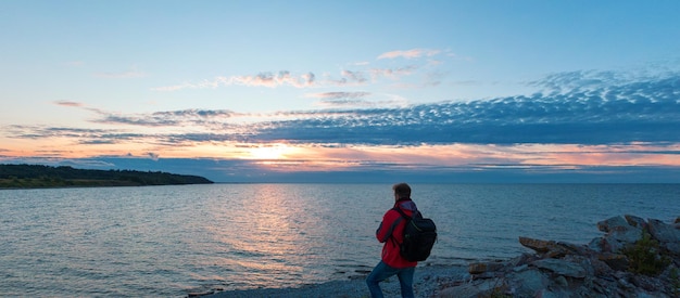 海沿いの夕日の男