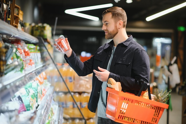 Человек в супермаркете покупатель продуктового магазина