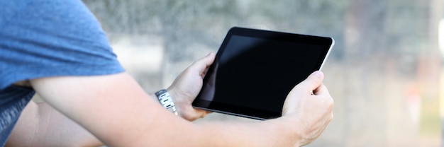 Man surfen op internet met tablet