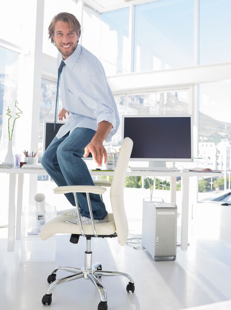 Photo man surfing his swivel chair