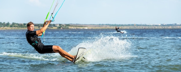 写真 空に逆らって海でサーフィンをしている男