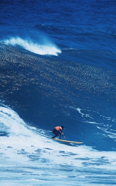 写真 海でサーフィンをする男