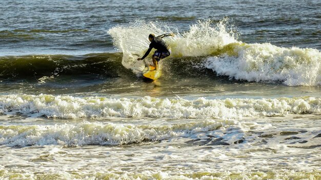 写真 海でサーフィンをする男