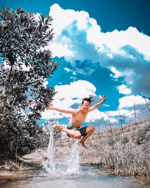 Foto uomo che fa surf sul mare contro il cielo