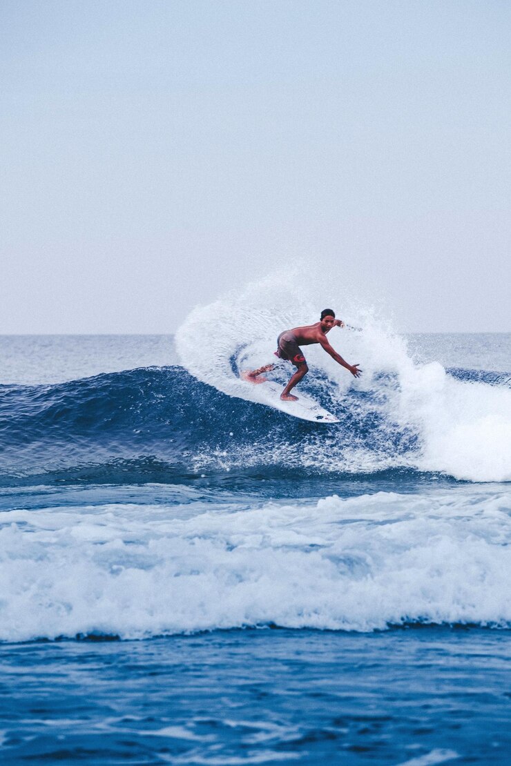 Photo man surfing in sea against sky