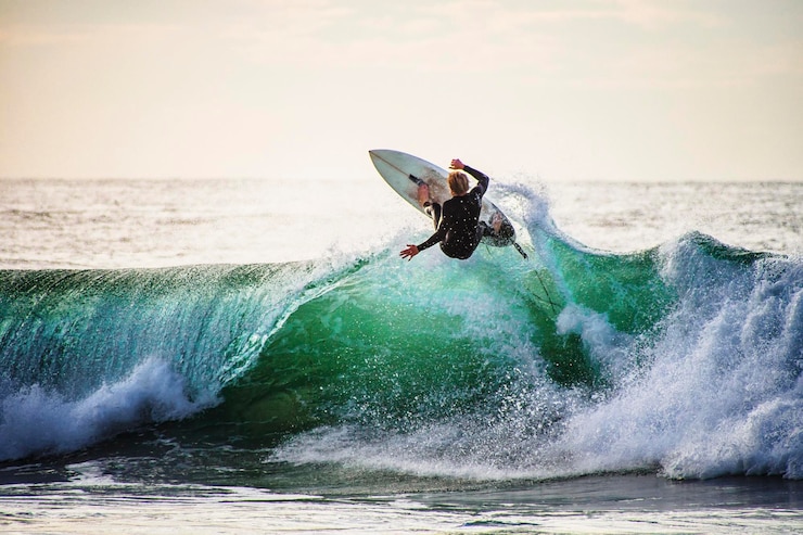 Photo man surfing in sea waves