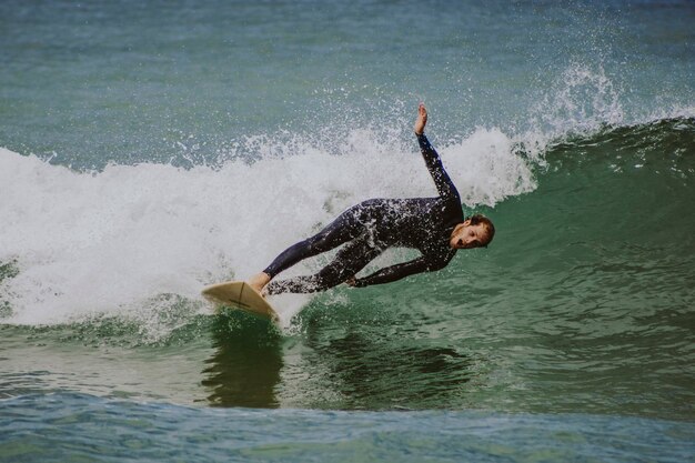 Photo man surfing in sea