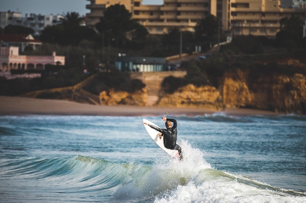 Photo man surfing in sea