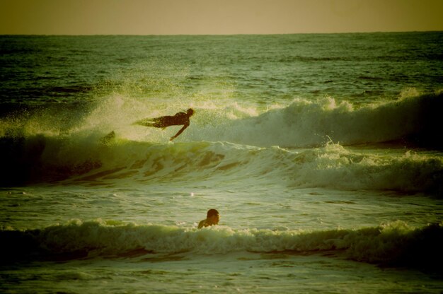 Foto uomo che fa surf in mare