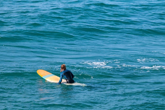 海でサーフィンをする男