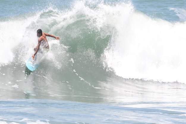 Photo man surfing on sea