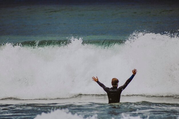 Photo man surfing in sea