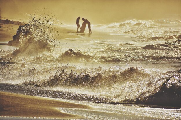 Man surft in de zee tegen de lucht