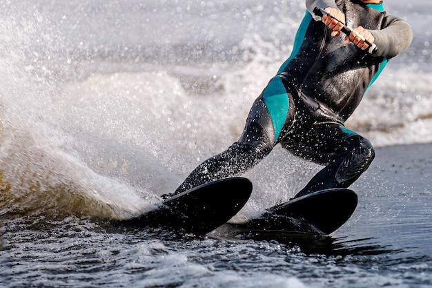 Foto man surft in de zee