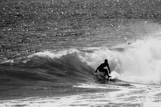 Foto man surft in de zee.