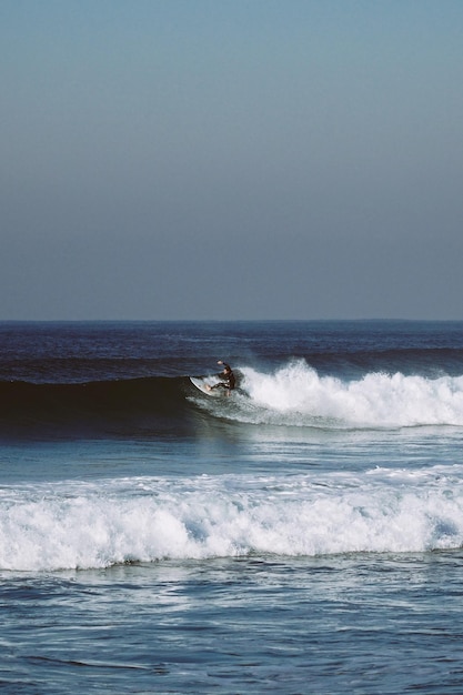 Man surft op zee