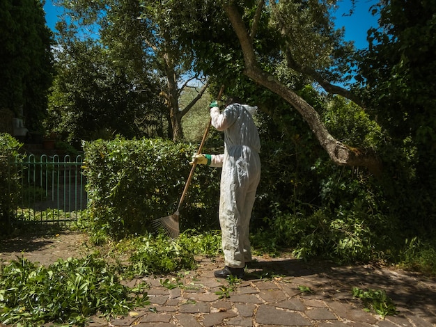 L'uomo spazza con una scopa di ferro