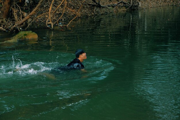 写真 湖で泳ぐ男