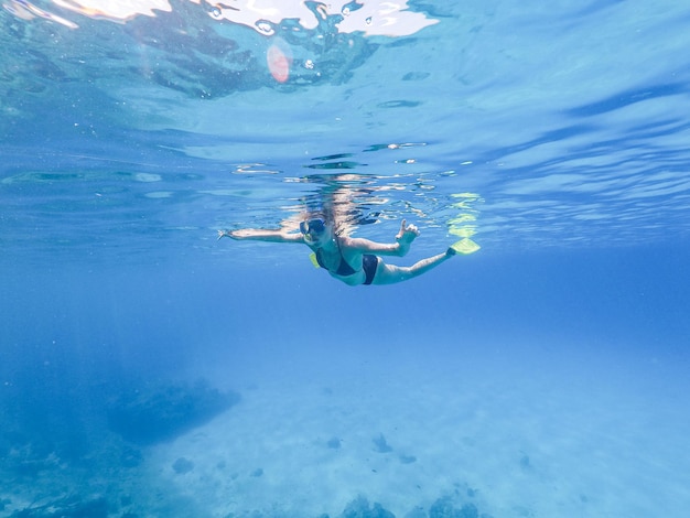 写真 海で泳ぐ男