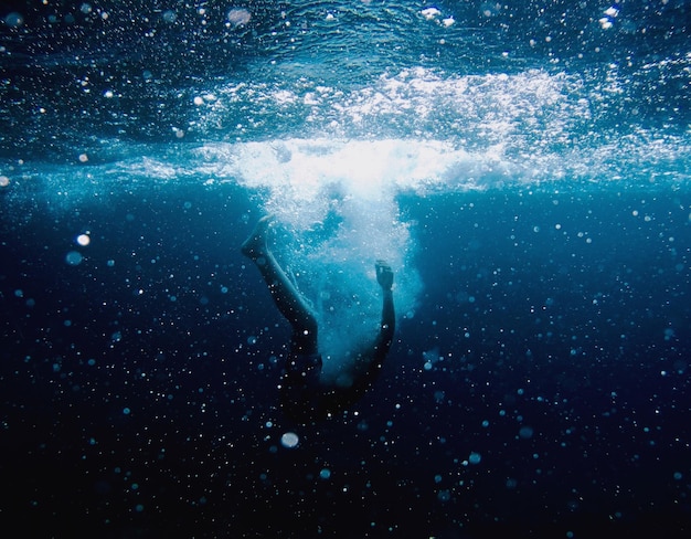 写真 海で泳ぐ男