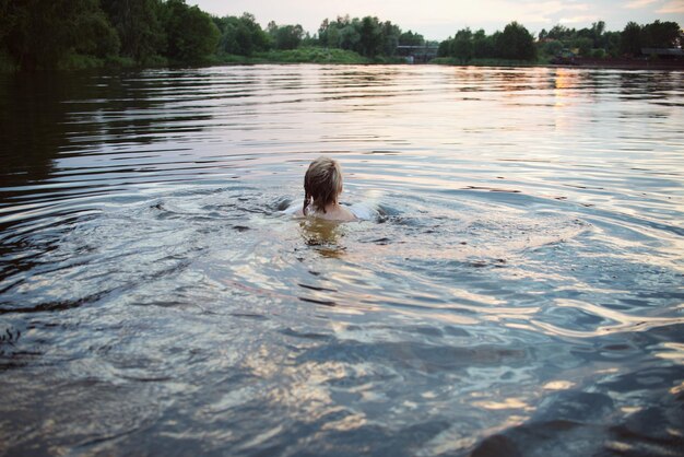 Photo man swimming in lake