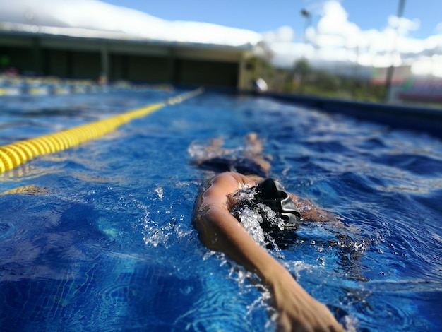 Photo man in swimming pool