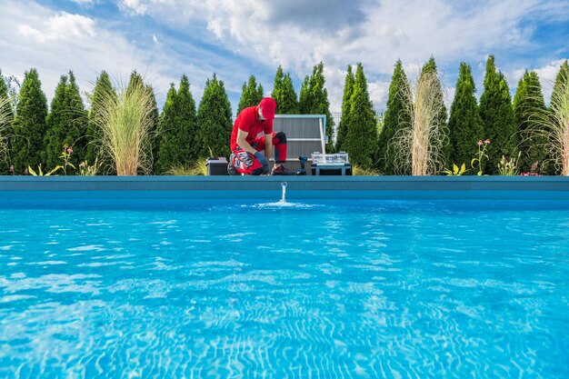 Photo man swimming in pool