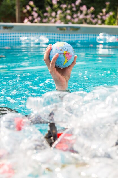 Foto uomo che nuota in piscina