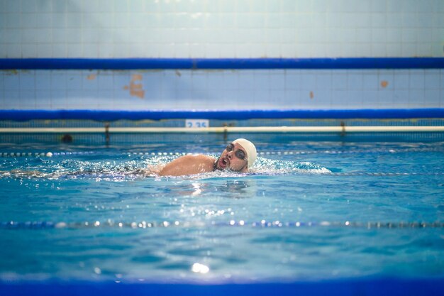 Foto uomo che nuota in piscina