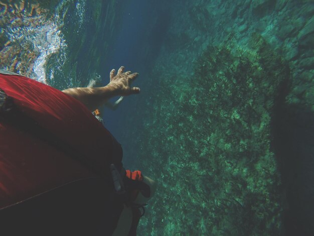 Foto uomo che nuota in mare