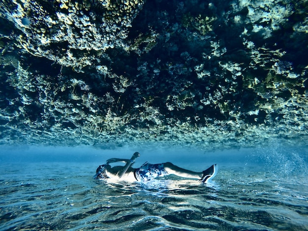 Foto uomo che nuota in mare