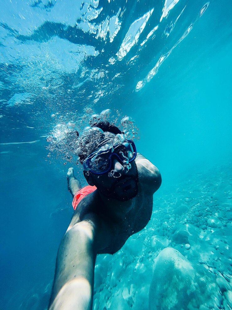 Photo man swimming in sea