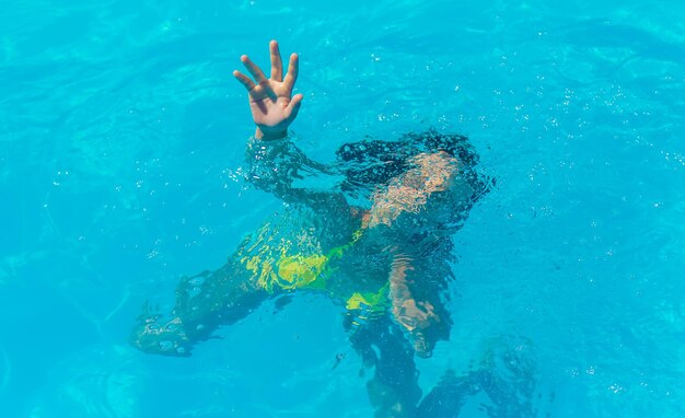 Photo man swimming in sea