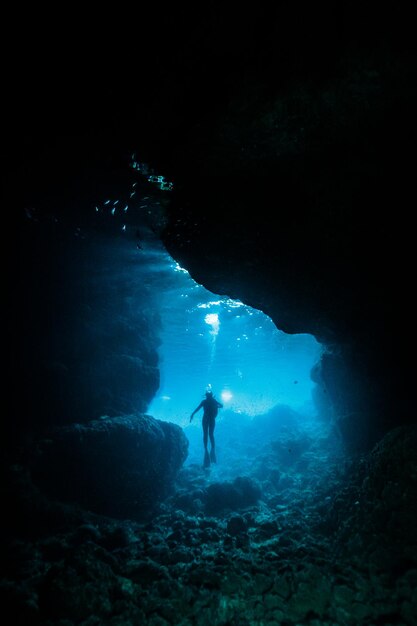 Photo man swimming in sea