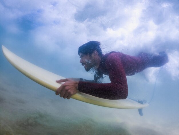 Photo man swimming in sea