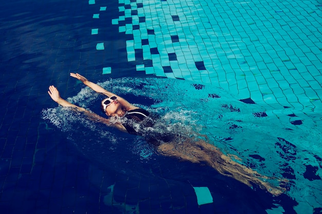 Photo man swimming in sea