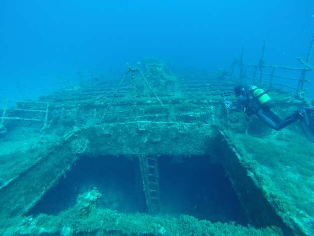 Foto uomo che nuota in mare