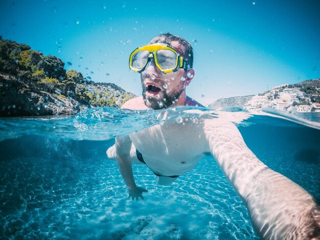 Foto uomo che nuota in mare