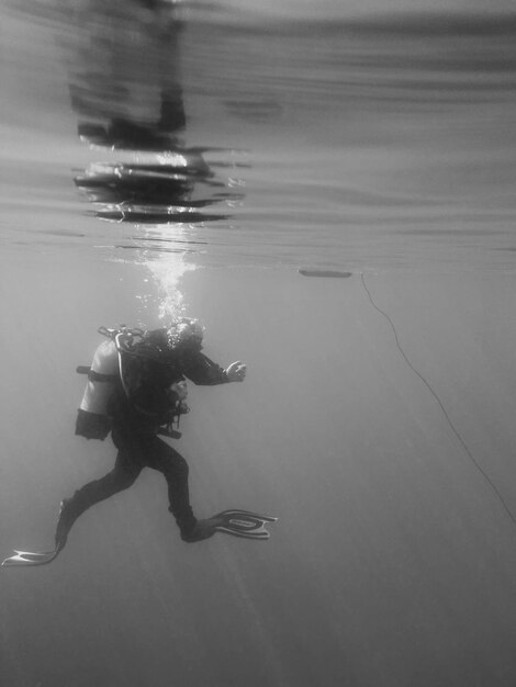 Photo man swimming in sea