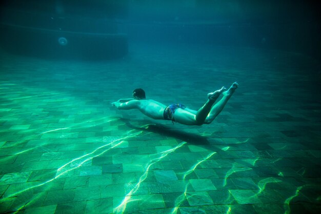 Photo man swimming in sea