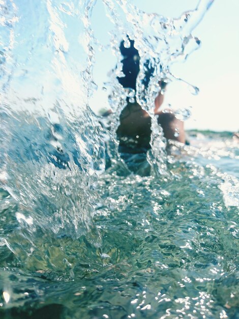 Photo man swimming in sea