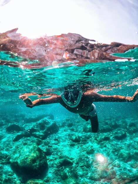 Photo man swimming in sea