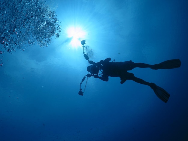 Foto uomo che nuota in mare