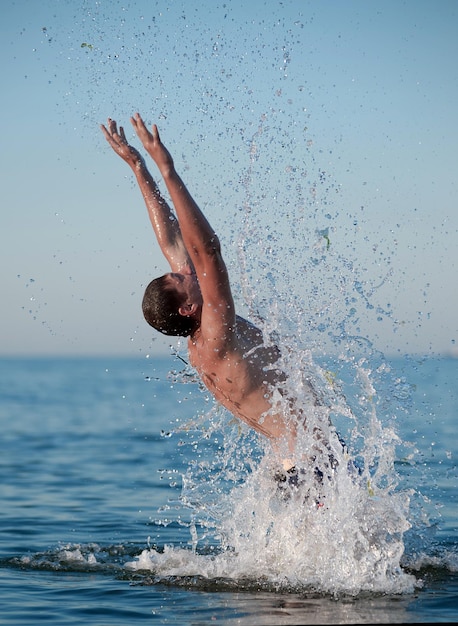 Photo a man swims