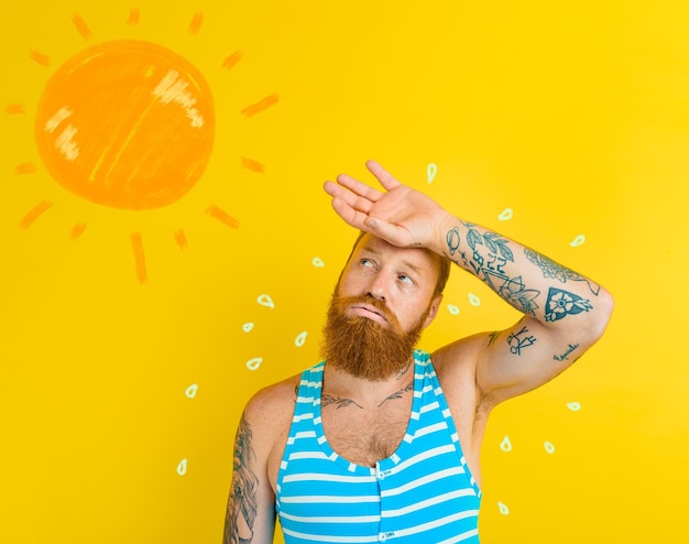 L'uomo in costume da bagno suda a causa del sole troppo caldo