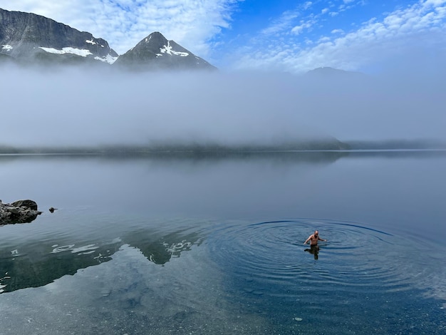 Photo man swin lake norway ice