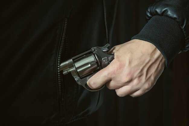 남자는 호주머니에서 총을 꺼내 자기 방어 또는 진압 강도의 개념 총기류 합법화