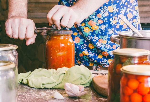 L'uomo la accompagna nella conservazione della vecchia cucina rustica